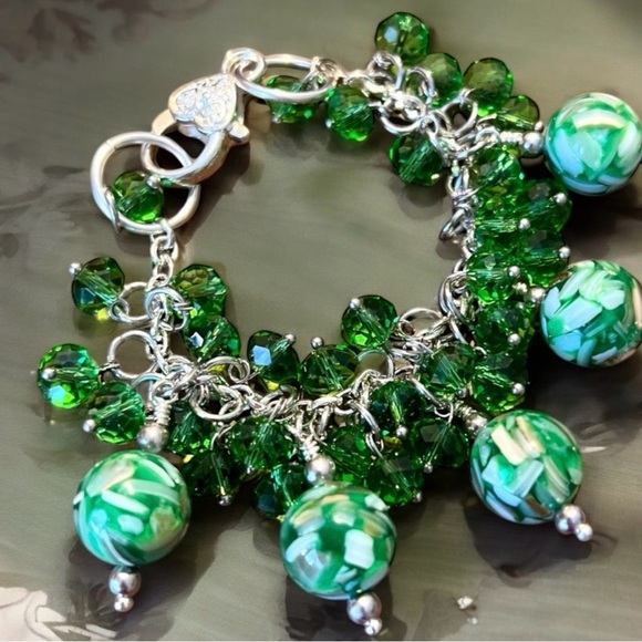 Green glass and swarovski crystal charm bracelet. Recycled green bottle glass. - Picture 14 of 16